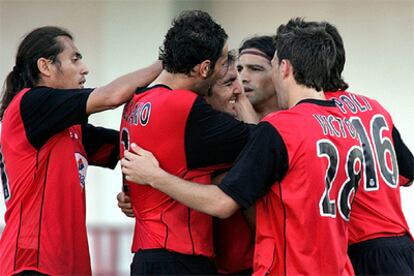 Los jugadores Mallorca felicitan a Alejandro Campano tras el primero de los tres goles marcados por el equipo.
