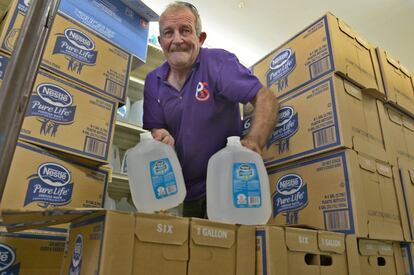 Habitantes de la ciudad de Miami, Florida, se preparan para la llegada del huracán Matthew comprando agua y alimentos.