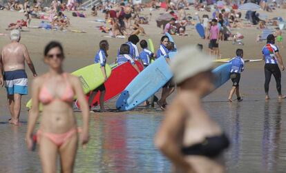 Bañistas y surfistas en la playa de La Zurriola, en San Sebastián.