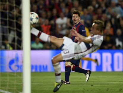 Tampoco Rafinha pudo evitar que ese balón de Messi entrase.