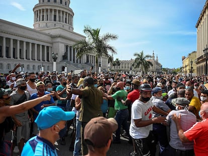 People take part in a demonstration against the government of Cuban President Miguel Diaz-Canel in Havana, on July 11, 2021. - Thousands of Cubans took part in rare protests Sunday against the communist government, marching through a town chanting "Down with the dictatorship" and "We want liberty." (Photo by YAMIL LAGE / AFP)