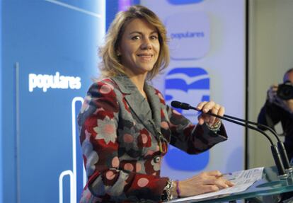 La secretaria general del PP, María Dolores de Cospedal, durante la rueda de prensa que ha ofrecido hoy en Madrid.