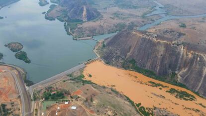 Vista aérea de la llegada del vertido tóxico a la región de Baixo Gundu.