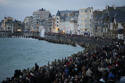 Una multitud contempla el mar en Saint-Malo, Francia, esperando a la &#039;marea del siglo&#039;.