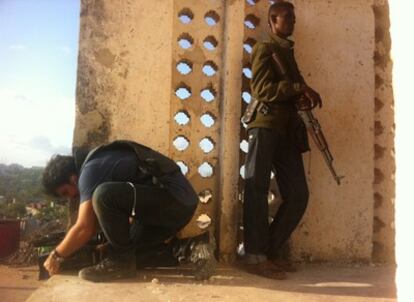 El periodista Hernan Zin rodando para Reportajes Canal Plus en el centro de Mogadiscio.
