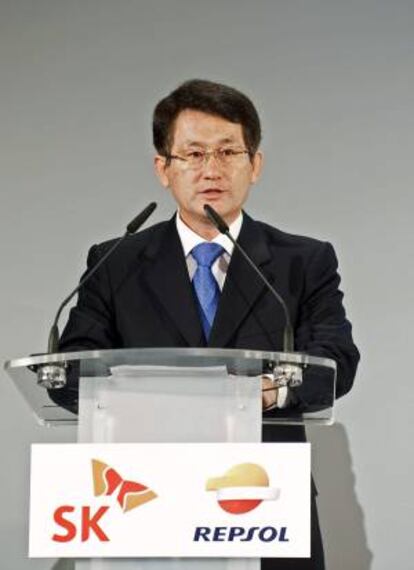 El embajador de Corea en España, Dae-Sung Oh, durante su intervención en el acto oficial de colocación de la primera piedra de la nueva planta de lubricantes de última generación que pondrá en marcha Repsol con la empresa coreana SKL, en el Valle de Escombreras, y que será la mayor de Europa de estas características.
