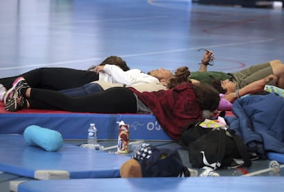 Los estudiantes que han resultado ilesos han sido trasladados a un polideportivo para que descansen antes de ser repatriados a España. 
