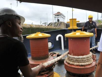 Un grupo de trabajadores transita en la esclusa de Miraflores en el Canal de Panam&aacute;.