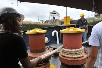 Un grupo de trabajadores transita en la esclusa de Miraflores en el Canal de Panamá.