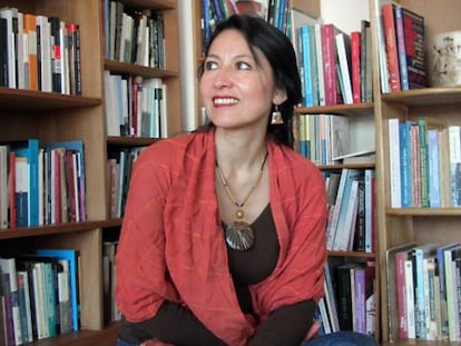 La editora y escritora Karina Pacheco trabaja en su casa de Cusco.