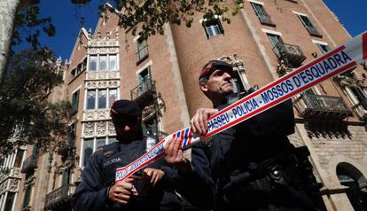 Los Mossos acordonan la zona ante la sede del Diplocat.