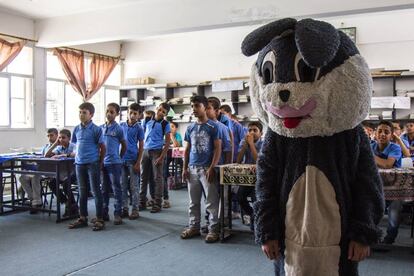 Youssef Fattouh, de 12 años, le da vida a una de las mascotas del Colegio Túnez, en Gaza.