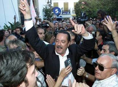 Julián Muñoz, en una concentración de apoyo a las puertas del Ayuntamiento de Marbella.