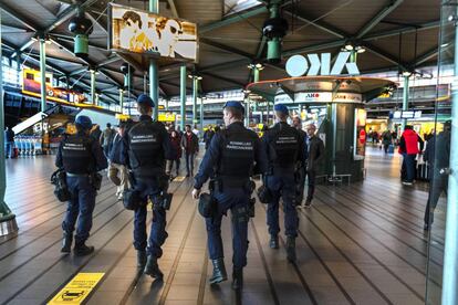 Varios efectivos de la Policía militar se despliegan este lunes por el aeropuerto de Schiphol en Ámsterdam para reforzar las medidas de seguridad, después del tiroteo registrado en la plaza 24 de Octubre de Utrecht.