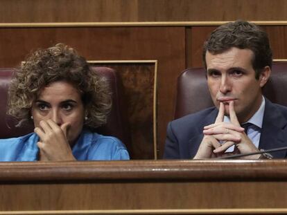 Pablo Casado y Dolors Monserrat, en el pleno de esta miércoles por la mañana.