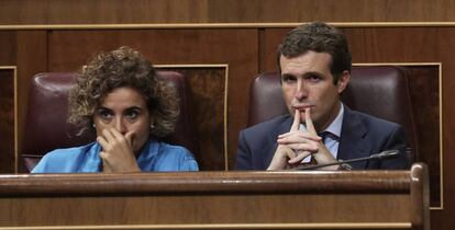 Pablo Casado y Dolors Monserrat, en el pleno de esta miércoles por la mañana.