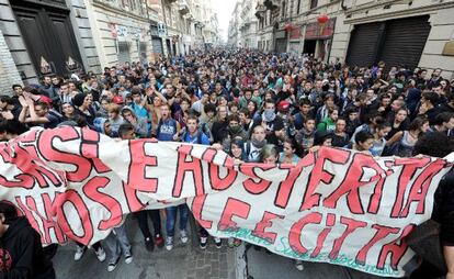 Miles de estudiantes se manifiestan contra los recortes en la Educación en Turín.