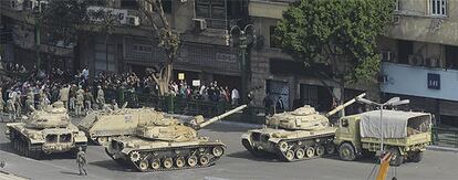 Vehículos militares bloquean una calle del centro de El Cairo.