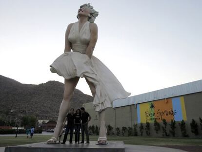 La estaua de Marilyn ha viajado de Chicago a Palm Springs, donde se tomó esta imagen.