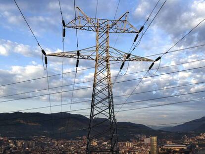 Una torre de transporte de energía perteneciente a red eléctrica, con la ciudad de Bilbao al fondo. 