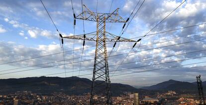 Una torre de transporte de energía perteneciente a red eléctrica, con la ciudad de Bilbao al fondo.
