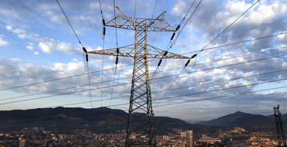 Una torre de transporte de energía perteneciente a red eléctrica, con la ciudad de Bilbao al fondo. 