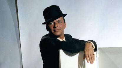 Frank Sinatra, em um retrato publicitário para o filme 'Can-Can' em 1960.