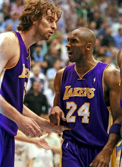 Gasol y Kobe Bryant, en el partido contra Utah.