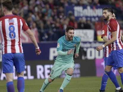 El delantero argentino del FC Barcelona Leo Messi celebra su gol, segundo del equipo frente al Atl&eacute;tico de Madrid, durante el partido de ida de la semifinal de la Copa del Rey en el estadio Vicente Calder&oacute;n, en Madrid.