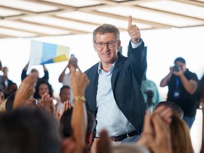 El presidente del PP, Alberto Núñez Feijóo, interviene en un mitin en Santa Cruz de Tenerife, este lunes.