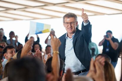 El presidente del PP, Alberto Núñez Feijóo, interviene en un mitin en Santa Cruz de Tenerife, este lunes.