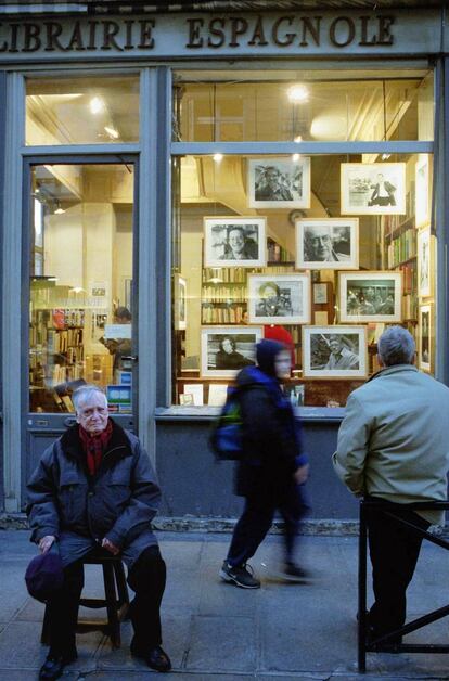 El librero y editor espa&ntilde;ol Antonio Soriano frente la Librairie Espagnole, en Par&iacute;s.