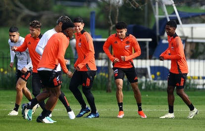 James Rodríguez, junto a sus compañeros, en el último entrenamiento de Colombia en Londres.