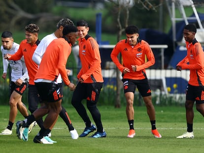 James Rodríguez, junto a sus compañeros, en el último entrenamiento de Colombia en Londres.