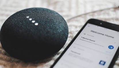 Google Home y un móvil.