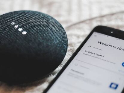 Google Home y un móvil.