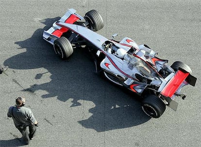 Imagen cenital de la salida de boxes de Fernando Alonso.