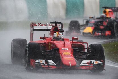 Vettel rueda bajo la lluvia en la clasificación del Gran Premio de Malasia