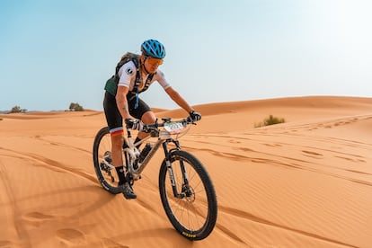 Una competidora de la Titan Desert.