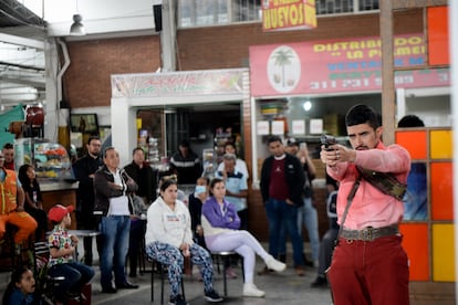 La obra "Cruce de Caminos" es una apuesta de teatro callejero que muestra los últimos diez segundos antes de la muerte de Efraín González y El Chispas, dos de los bandoleros más emblemáticos de la historia colombiana.