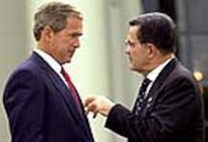 Los presidentes de EE UU, Bush, y de la Comisión Europea, Romano Prodi, cambian impresiones