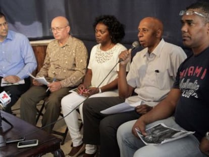 Els dissidents Samuel Rodiles, Felix Navarro, Berta Soler, Guillermo Fariñas, Angel Moya i Egberto Escobedo (e-d) abans de la reunió.