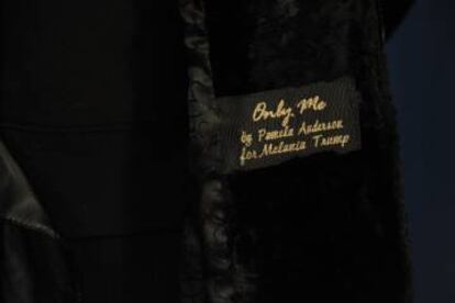 Etiqueta del abrigo que envió Pamela Anderson a Melania Trump.