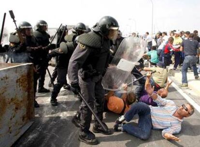 Bateeiros en huelga, en el suelo, durante la intervención de la Guardia Civil en el puerto de Vilanova.