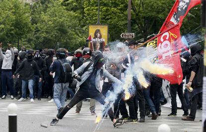 Manifestantes se enfrentan con la policía antidisturbios durante una manifestación contra la reforma laboral francesa en París.