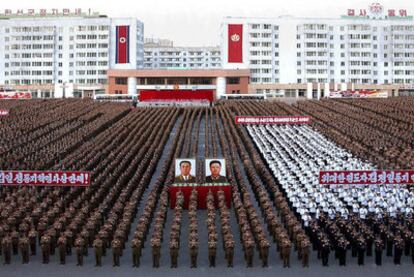 Desfile militar en Pyongyang durante la conferencia de delegados del Partido de los Trabajadores.