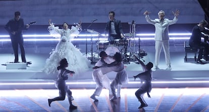 David Byrne interpreta 'This is a Life' junto a Stephanie Hsu y the Son Lux band. 