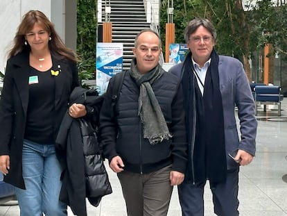 El expresidente de la Generalitat, Carles Puigdemont, con Laura Borràs y Jordi Turull.