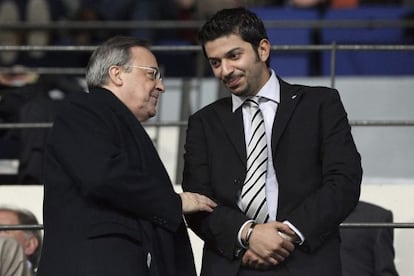 Florentino P&eacute;rez (izq.) charla con el vicepresidente del M&aacute;laga, Moayad Shatat, durante el partido del pasado s&aacute;bado