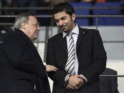 Florentino P&eacute;rez (izq.) charla con el vicepresidente del M&aacute;laga, Moayad Shatat, durante el partido del pasado s&aacute;bado